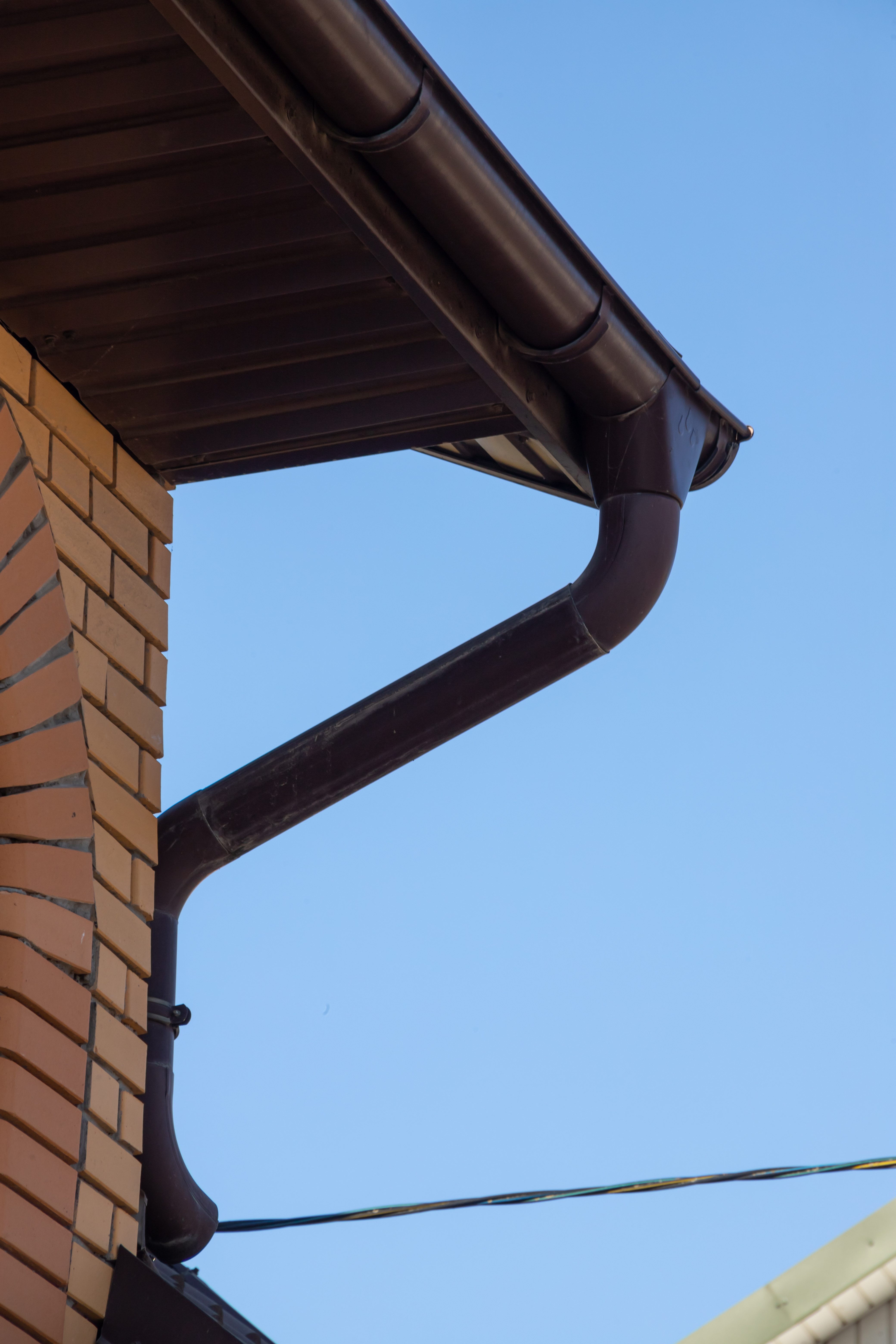 Roof with metal sheeting and rainwater drainage context